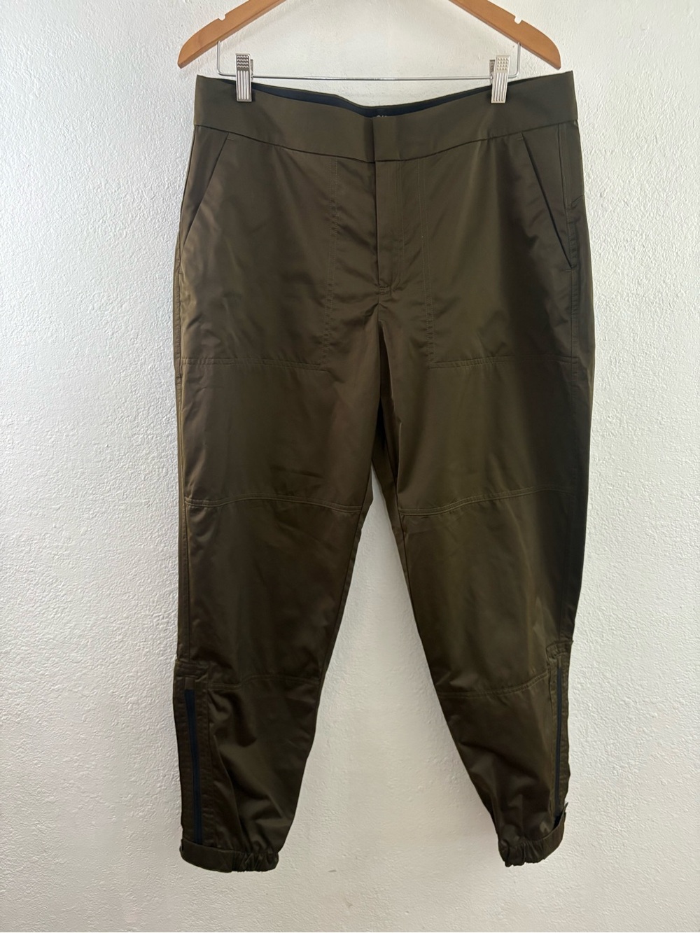 Athleta Radiant Jogger pants featuring ankle zippers shiny sateen finish size 14 - Picture 2 of 9